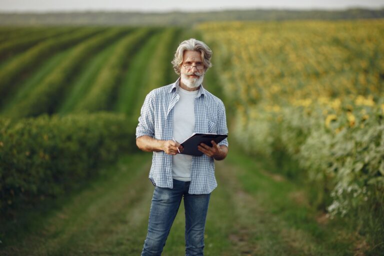 Profesional agrícola revisando información técnica en una tableta dentro de un cultivo. Foto: Gustavo Fring, Pexels