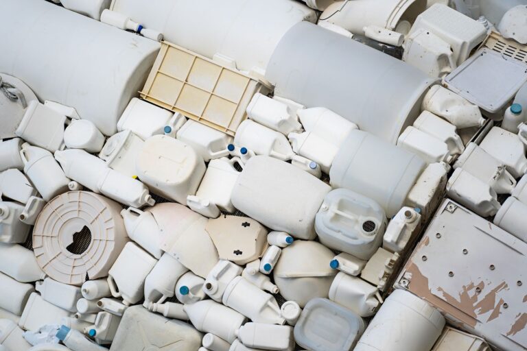 Envases plásticos vacíos apilados para reciclaje. Foto: Mike van Schoonderwalt, Pexels
